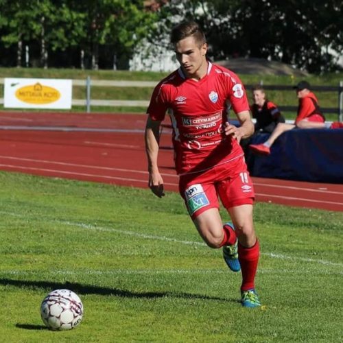 Aleksi Koivumaa jalkapalloilemassa